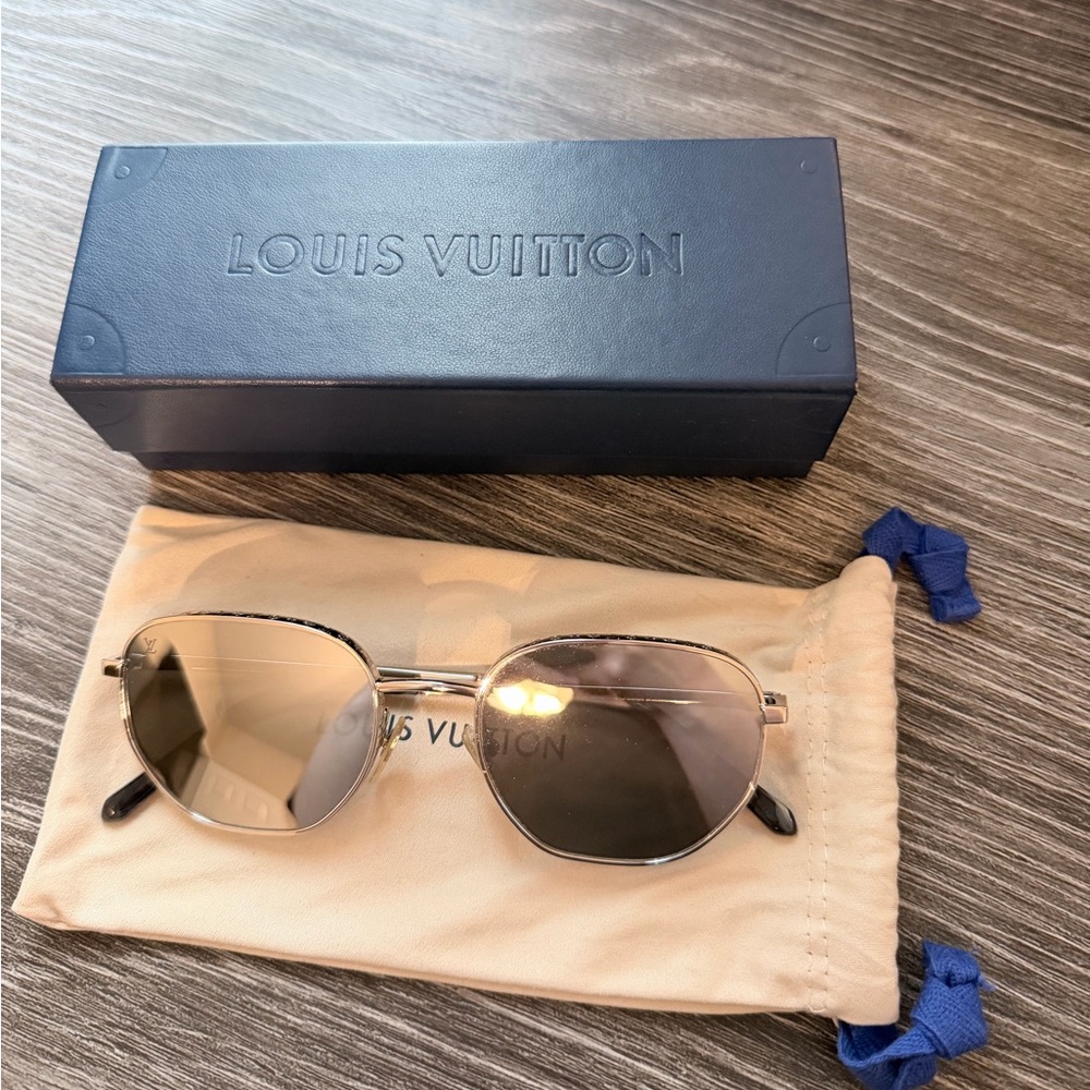 Louis Vuitton Silver Frame Sunglasses with silver reflective lenses